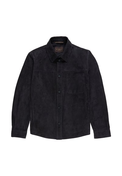 Czarna zamszowa kurtka na guziki z długimi rękawami, kołnierzem i pojedynczą kieszenią na piersi, rozłożona płasko na białym tle.