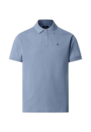 Jasnoniebieska koszulka polo z krótkim rękawem, kołnierzykiem, dwoma guzikami oraz małym haftowanym logo skrzyżowanych wioseł na lewej piersi.