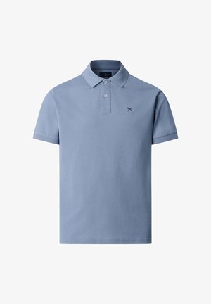 Lichtblauw poloshirt met korte mouwen, kraag, twee knopen en een klein geborduurd logo van gekruiste riemen op de linkerborst.