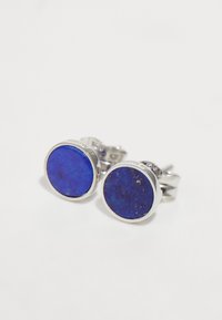 Orecchini a bottone in argento con pietre di lapislazzuli tondo, di un blu intenso con alcune macchie, montati in una semplice cornicetta.
