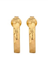 Goldfarbene Creolen mit gehämmertem Muster, ausgestattet mit einem glatten, abgerundeten Stift für sicheren Halt und einer zylindrischen Form.