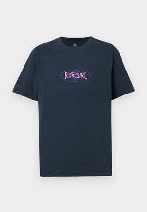 T-shirt en coton bleu marine à manches courtes, présentant un logo Rip Curl violet et rose dans un design ovale sur le devant.