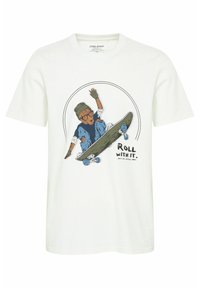 Hvid bomulds T-shirt med grafik af en skateboarder i en blå dragt, slidte jeans og en grøn hue. Teksten lyder "ROLL WITH IT."