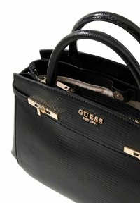 Sac à main noir texturé avec deux poignées, ferrures dorées, compartiments zippés et logo de la marque embossé sur le devant.