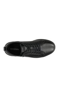 Sneaker in pelle nera con upper testurizzato, design con lacci, zip laterale e supporto imbottito per la caviglia. Logo stampato sull'inserto.