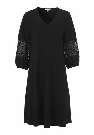 Schwarzes Kleid mit V-Ausschnitt und Dreiviertelärmeln, verziert mit Spitzenakzenten. Weicher Stoff, ausgestellte Form und knielanges Design.