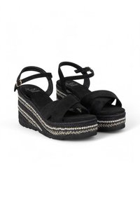 Sandali con zeppa in suede nero, caratterizzati da un design a fascia incrociata, una suola intermedia in corda intrecciata con accenti e una cinghia per caviglia regolabile.