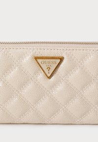 Guess GIULLY LARGE ZIP AROUND - Plånbok - almond