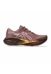 Scarpa sportiva marrone con parte superiore in rete, logo bianco e intersuola multicolore. Caratterizzata da una suola ammortizzata e dettagli testurizzati.