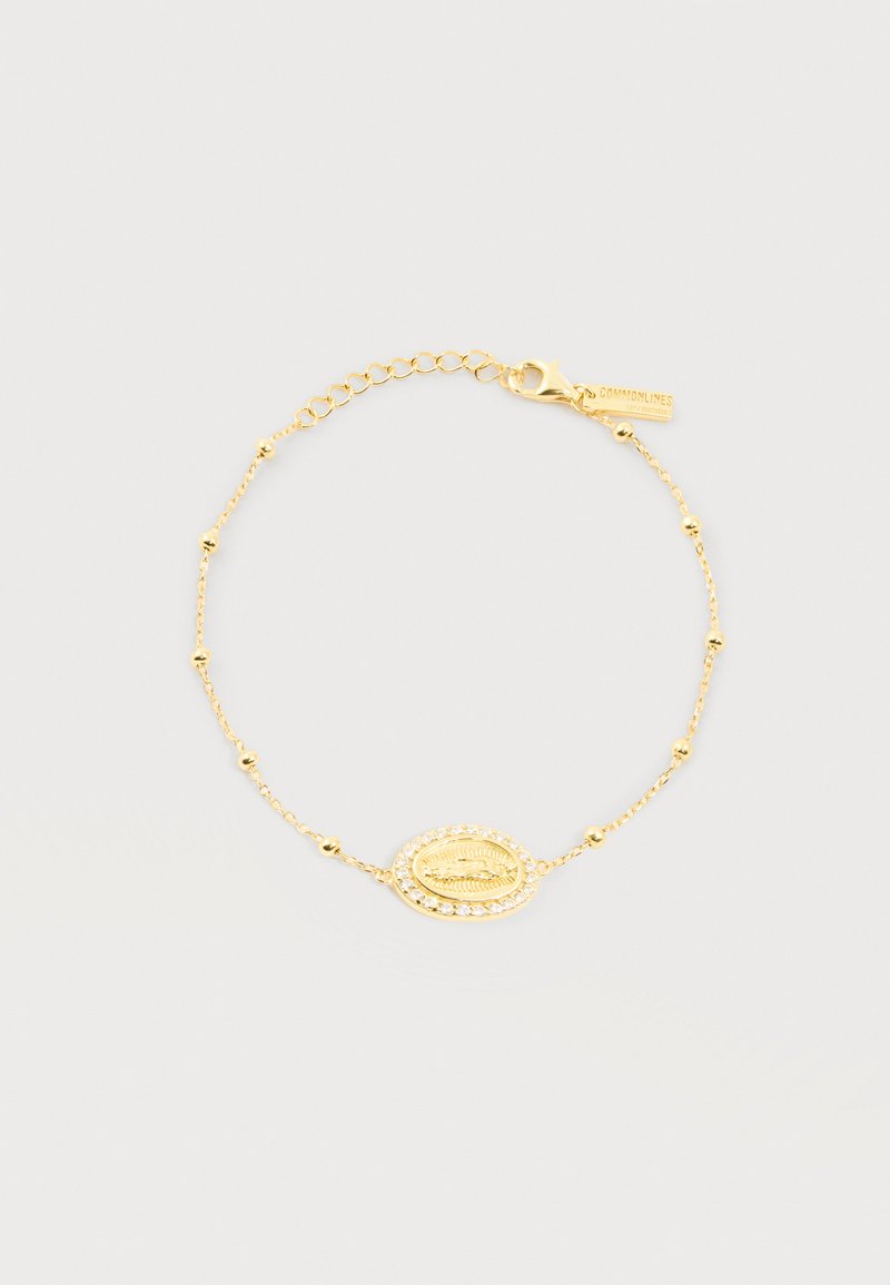 Λεπτό βραχιόλι από χρυσή αλυσίδα με μικρές χάντρες και οβάλ μενταγιόν που απεικονίζει χαραγμένα χείλη, περιτριγυρισμένα από μικρούς κρυστάλλους.