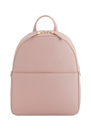 Mochila pequeña de color rosa rubor con asa superior, bolsillo delantero con cremallera y detalles de cremallera dorada sobre un fondo blanco liso.