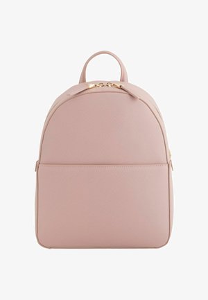 Mochila pequeña de color rosa rubor con asa superior, bolsillo delantero con cremallera y detalles de cremallera dorada sobre un fondo blanco liso.