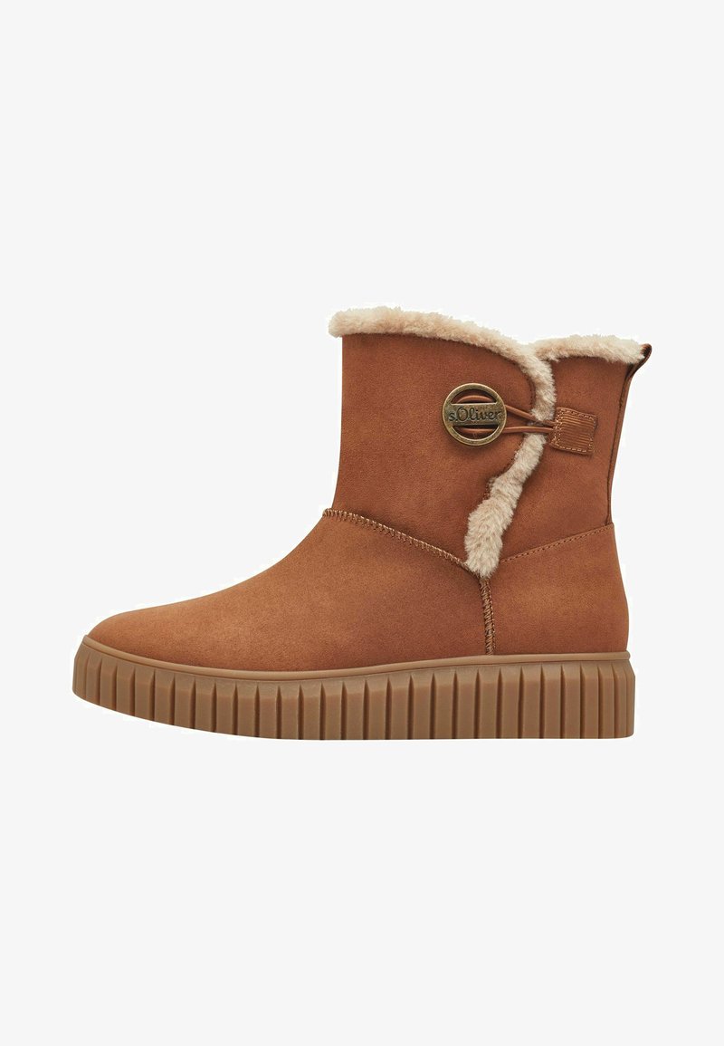 Bottines en suede marron avec un bord en fourrure, dotées d'un détail de bouton sur le côté. La semelle épaisse et nervurée offre stabilité et confort.