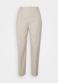 Pantalon beige ajusté avec taille haute, plis à l'avant et coupe droite. Confectionné dans un tissu lisse sans motifs ni accessoires visibles.