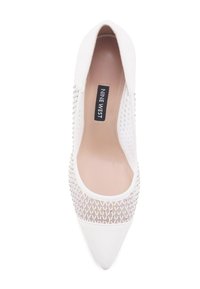 Chaussure blanche à bout pointu avec des panneaux latéraux en maille et des strass décoratifs. Matériau supérieur lisse avec une doublure intérieure douce couleur nude.