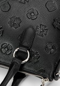 Borsa a mano in pelle nera con texture, caratterizzata da disegni in rilievo, hardware argentato, chiusura a zip e tracolla rimovibile.