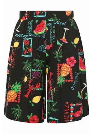 Mustat shortsit, joissa värikkäitä trooppisia kuvioita kuten ananaksia, vesimeloneja, hummereita, palmuja, kukkia, cocktail-laseja ja tekstejä kuten "VACANZA" ja "PARADISO".