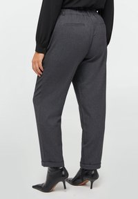 Housut harmaata sävyä, mukava malli, joustava vyötärö ja etutaskut. Yhdistetty mustiin kärkitossuihin.