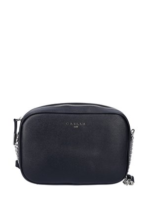 Borsa a tracolla in pelle nera con forma rettangolare, chiusura con zip, tracolla in catena argentata e logo del marchio impresso nella parte anteriore.