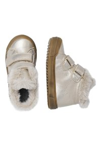 Metalliska silverfärgade ankboots med dubbla kardborreband, faux pälsdetaljer och en texturerad gummisula. Distinkt rund tådesign.