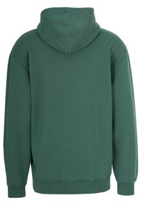 Grön bomullshuvtröja med mjuk textur, utrustad med dragsko och ribbade manschetter, som visar på en avslappnad passform och slät yta.