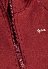 Burgunderfarbene Zip-Hoodie aus weichem Material, mit einem auffälligen Reißverschluss und einem kleinen weißen "sigikid"-Logo auf der Vorderseite.