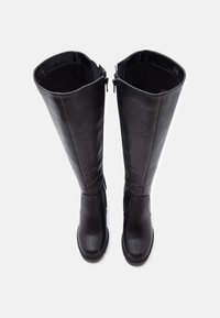 Botas negras hasta la rodilla, hechas de cuero suave, con un diseño elegante, puntera redondeada y cierre de cremallera en el lado.