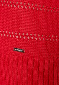 Roter Strickpullover mit einem strukturierten Design, offenen Webmustern und geripptem Saum. Enthält ein Marken-Silberetikett auf der Vorderseite.