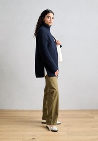Marc O'Polo LONGSLEEVE STAND UP COLLAR - Strikkegenser - deep blue sea