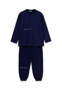 Tmavě modrý svršek z měkké tkaniny. Dlouhý rukáv s kulatým výstřihem a bílým logem na hrudi a kalhotách.