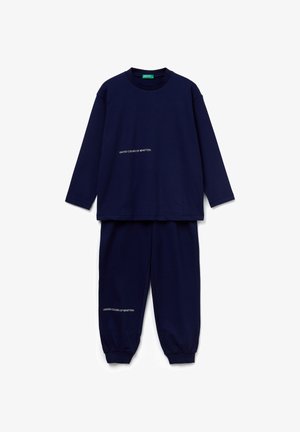 Tmavě modrý svršek z měkké tkaniny. Dlouhý rukáv s kulatým výstřihem a bílým logem na hrudi a kalhotách.