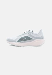 Zapatillas deportivas de color gris claro con parte superior de malla y sintético, acentuadas por un panel verde texturizado, media suela blanca y un logo sutil.