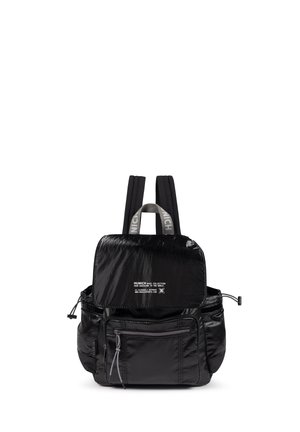 Mochila negra brillante con bolsillo frontal con cremallera, bolsillos laterales con cordón, correas acolchadas para los hombros y un asa con texto de marca.