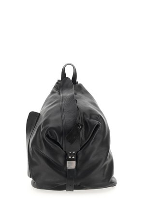 Sac de voyage en cuir noir avec une poignée supérieure, une sangle réglable à boucle et une étiquette rectangulaire suspendue sur fond blanc.