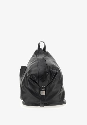 Zwarte leren weekendtas met een handvat aan de bovenkant, een verstelbare gespband en een hangend rechthoekig label op een witte achtergrond.