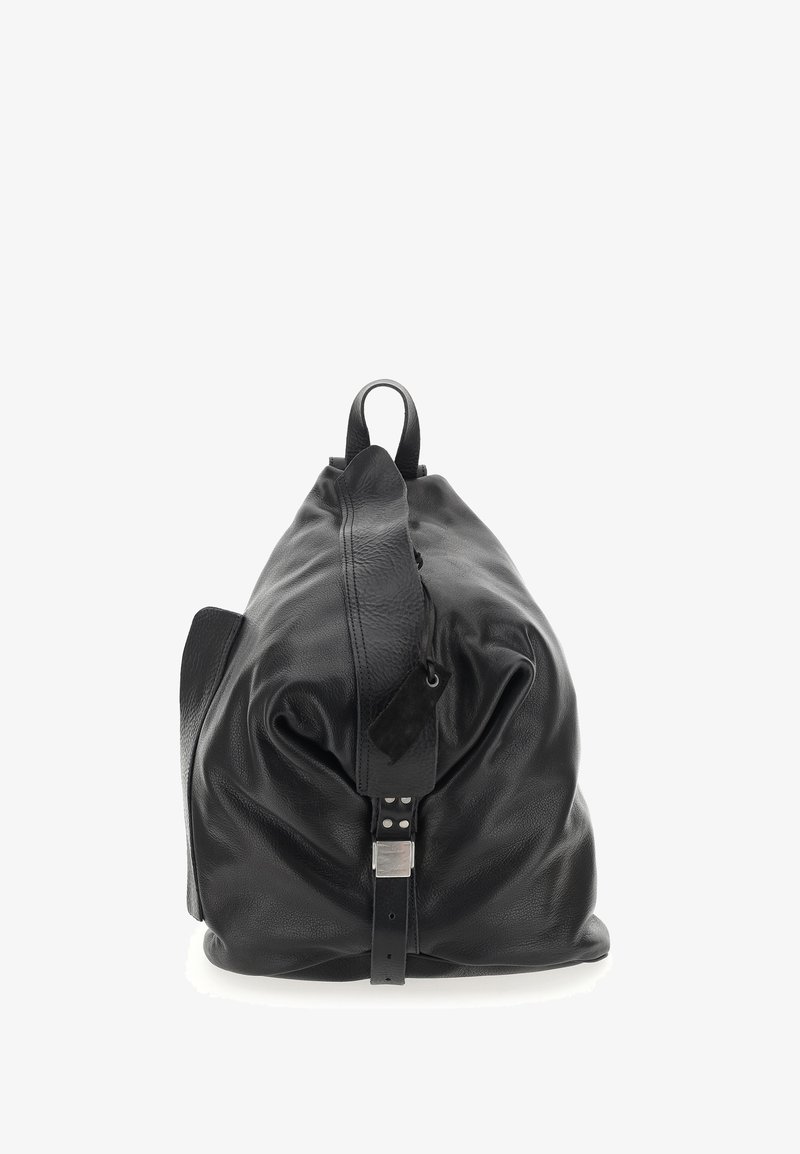 Sac de voyage en cuir noir avec une poignée supérieure, une sangle réglable à boucle et une étiquette rectangulaire suspendue sur fond blanc.