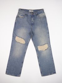 Vaqueros de mezclilla azul con corte recto, con dos grandes parches desgastados en los muslos delanteros y diseño clásico de cinco bolsillos.