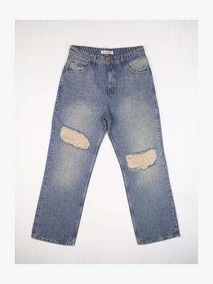 Lichtblauwe denim jeans met een rechte pasvorm, voorzien van twee grote versleten stukken op de knieën en een standaard vijf-pocket ontwerp.