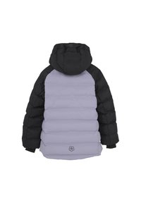 Puffjacka med svart huva och ärmar, med en ljuslila kropp. Horisontell quiltad design, mjuk textur, logotyp på nedre delen av ryggen.