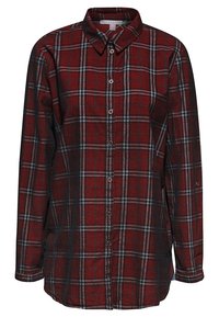 Camicia a quadri rossi e neri con maniche lunghe, chiusura con bottoni sul davanti e collare. Realizzata in tessuto testurizzato con dettagli bianchi nel motivo.