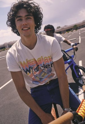 WRANGLER X STRANGER THINGS KEEP ON RUNNIN  - Trükipildiga T-särk - marshmallow