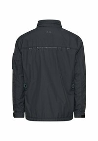 Lekka, ciemnoszara kurtka widziana od tyłu, z kołnierzem typu stójka, regulowanymi mankietami na rękawach oraz bocznymi patkami z guzikami.