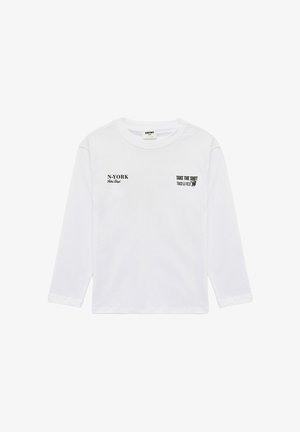 Weißes langärmeliges Rundhalsshirt mit schwarzem Text auf der Brust mit der Aufschrift "N-YORK" und "Take the Shot Track & Field" sowie einer kleinen Grafik.