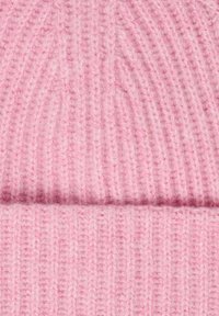 Berretto in maglia rosa con una texture a coste. Presenta un risvolto nella parte inferiore. Realizzato in materiale morbido e peloso per calore e comfort.