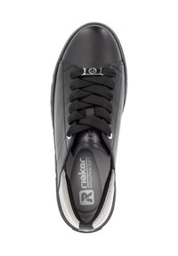 Baskets en cuir noir avec lacets noirs, œillets en argent et semelle blanche. Présentent un col rembourré et une semelle intérieure texturée avec marquage.