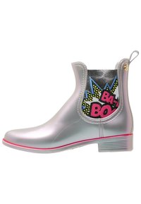 Bottes de cheville argentées imperméables avec une semelle rose, présentant un graphique « BA-BOOM » de style bande dessinée sur le côté élastique noir. Texture lisse et brillante.