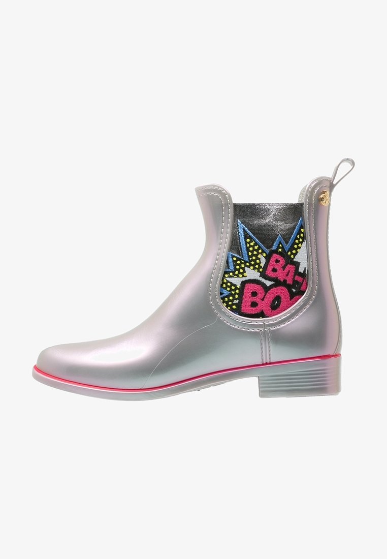 Bottes de cheville argentées imperméables avec une semelle rose, présentant un graphique « BA-BOOM » de style bande dessinée sur le côté élastique noir. Texture lisse et brillante.