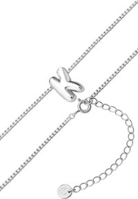 Sølv kædearmbånd med et 3D 'k' vedhæng, glat overflade og en klo lukning med en justerbar kæde forlængelse.