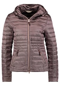 Puchowa kurtka z kapturem w teksturowanym, ciemnofioletowym materiale, z przednim zamkiem błyskawicznym, dwoma bocznymi kieszeniami oraz prążkowanymi detalami wzdłuż szwów.