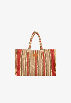 Grande borsa tote intrecciata con strisce verticali rosse, beige, gialle e marroni, con due manici e una piccola etichetta rettangolare.